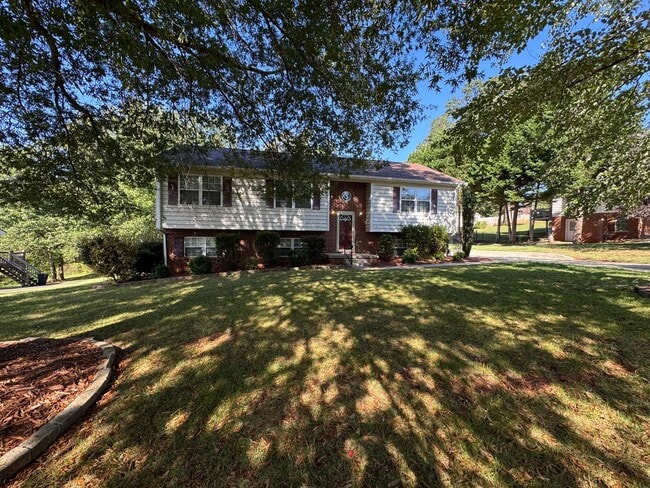 Building Photo - Charming 5 Bedroom Home off Lakeside Drive