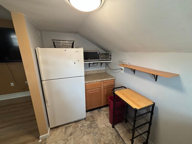 Kitchen - 614 Sampson Ave