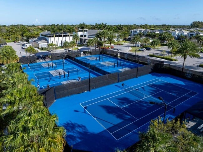 Building Photo - 17081 Five Waters Ave