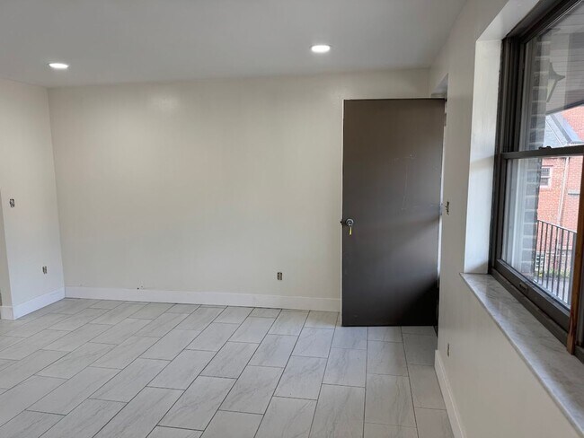 Building Photo - 1748 Jancey St