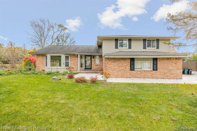 Building Photo - Newly Remodeled House with In-Ground Pool