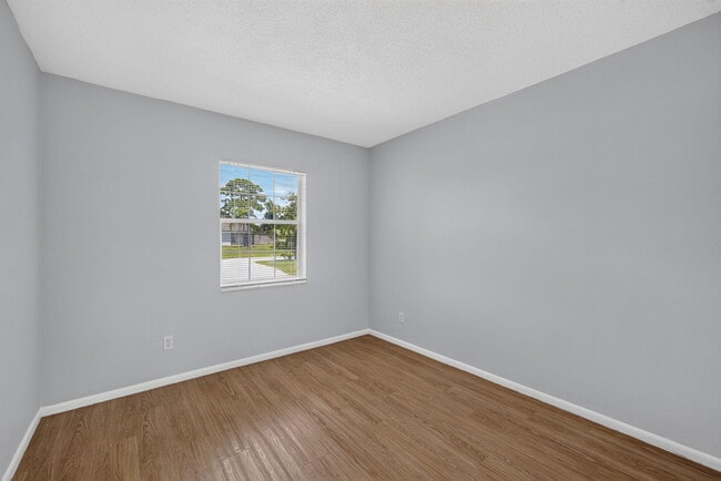 Building Photo - 416 SE Naranja Ave
