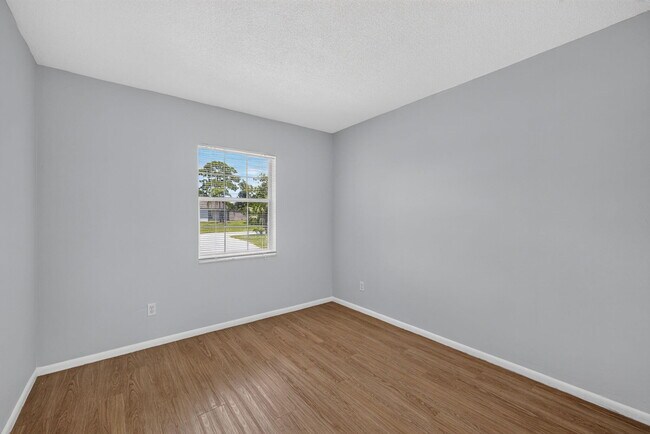 Building Photo - 416 SE Naranja Ave