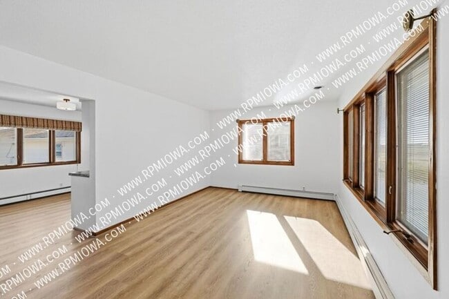 Building Photo - 402 S Clark Ave