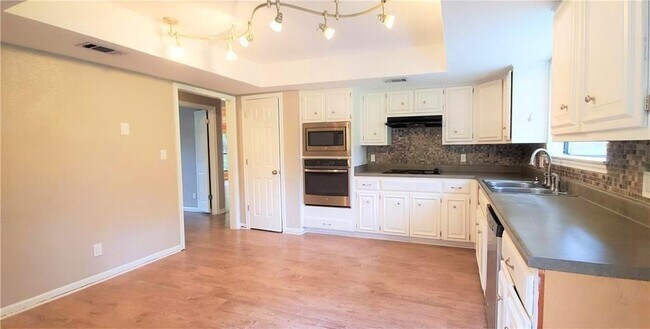 Building Photo - 1403 Canoe Brook Dr