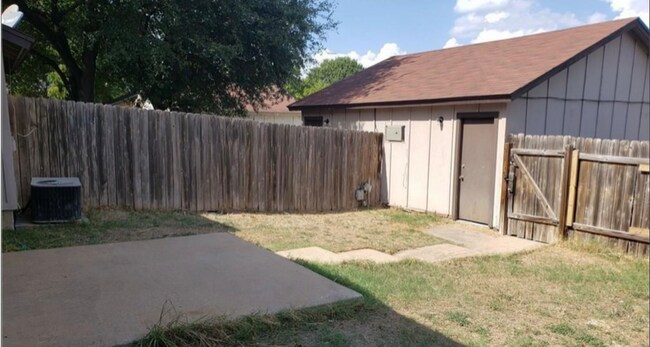 Building Photo - 1704 W Braker Ln