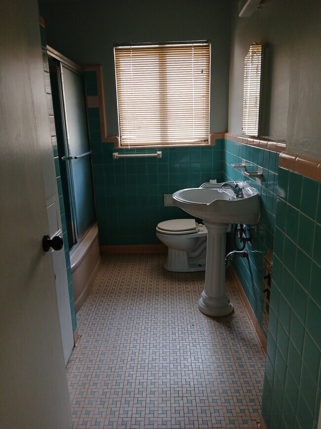 Building Photo - 115 Coyle Pl