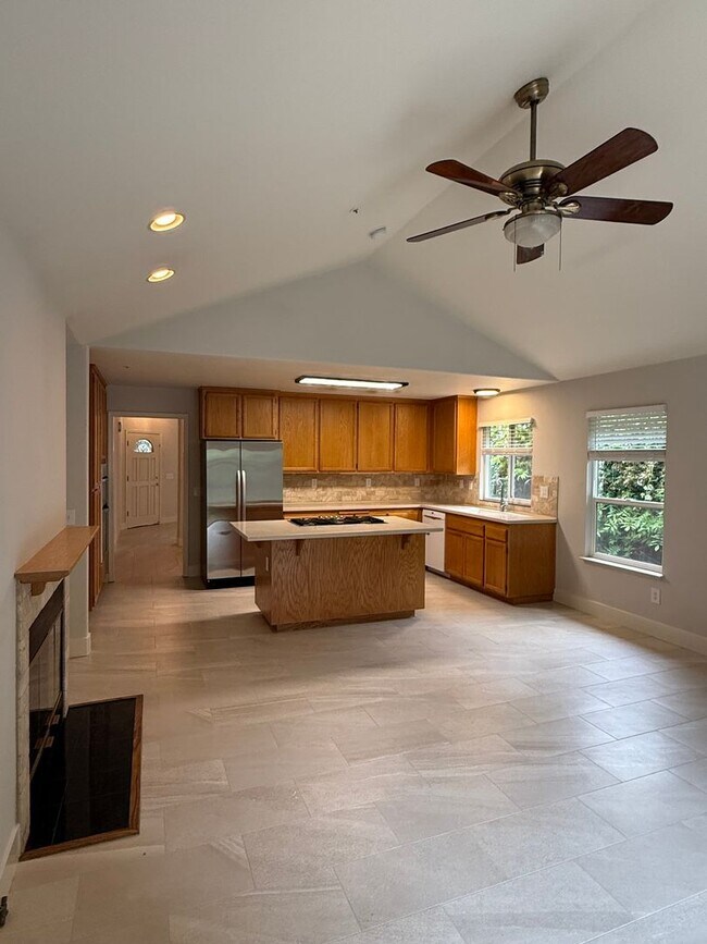 Building Photo - Large Single Level 4 Bedroom 2 Bathroom Home located in Northeast Rohnert Park