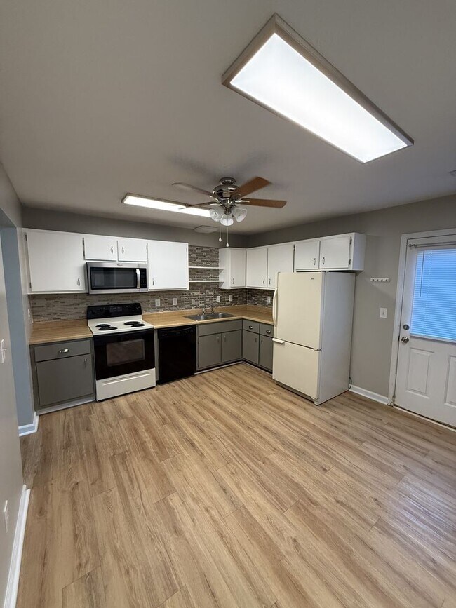 Building Photo - 159 Anderson Ln
