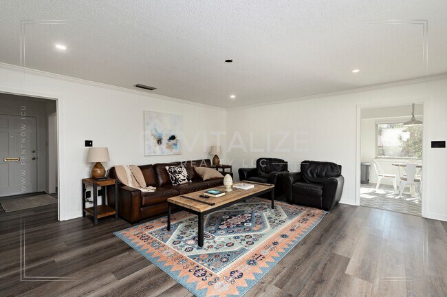 Building Photo - Stunning 3 Bed 2 Bath Brick Home with Huge Yard!