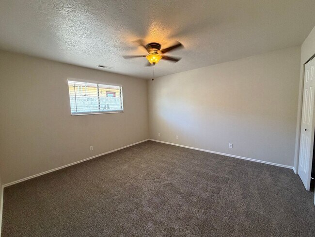 Building Photo - DARLING TWO BEDROOM FOR RENT!