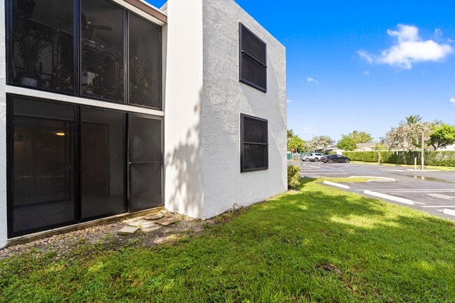 Building Photo - 215 Lake Pointe Dr