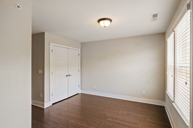 Building Photo - Spacious 3 Bed / 3.5 Bath Townhome Near Raleigh Iron Works & 440!