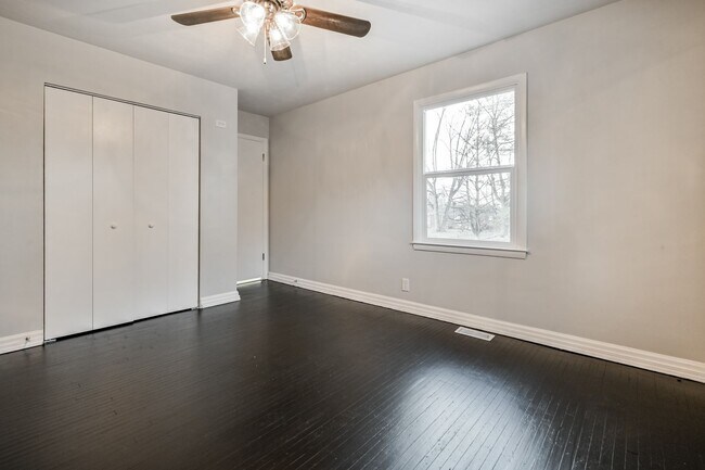 Building Photo - Check out this beautiful and spacious home.  Located in Irvington with access to Warren Twp schools.