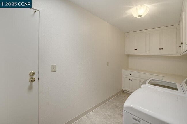 Building Photo - 3377 Rossmoor Pkwy