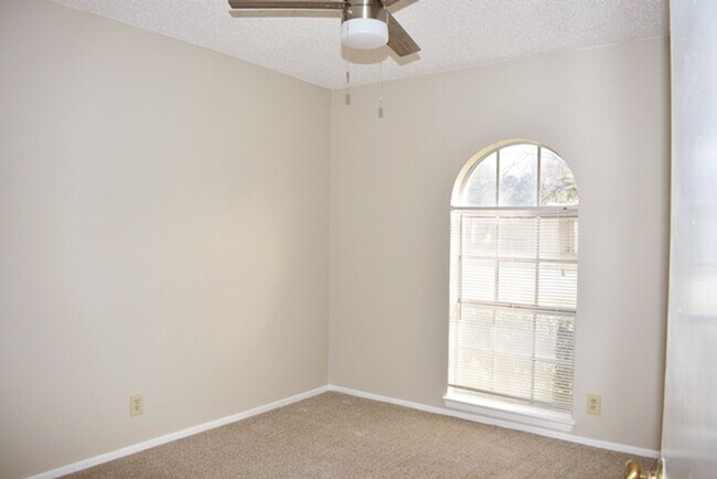 Building Photo - Newly updated 3-2-2 in Fort Worth!