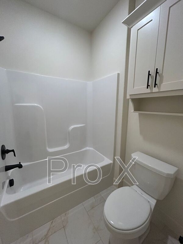 Building Photo - 2004 Charles St