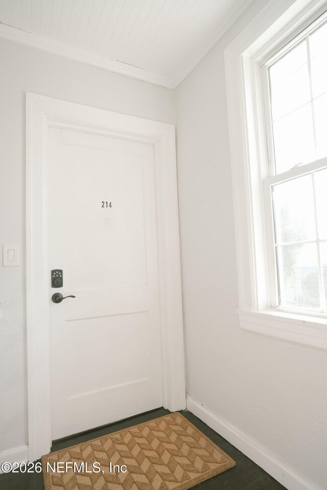 Building Photo - 212 Oak St