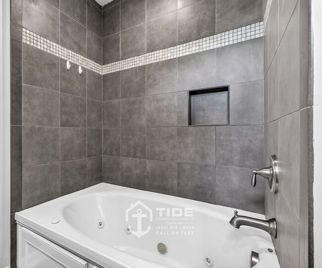 Building Photo - Live Close to It All – Convenient Mount Pleasant Home