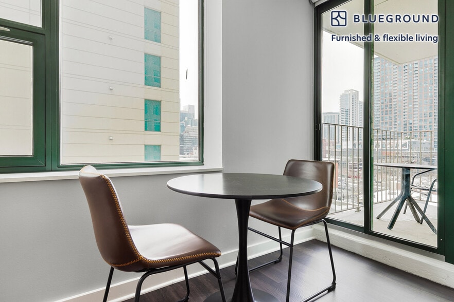 Building Photo - 77 W Huron St