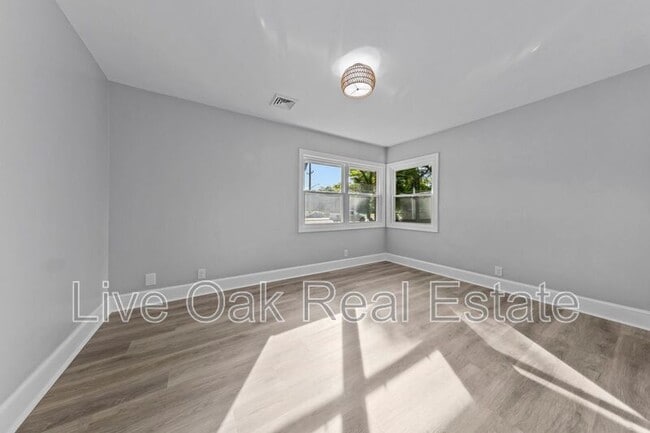 Building Photo - 1557 N Great Neck Rd
