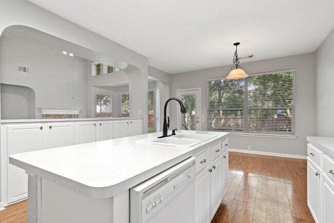 Building Photo - 10724 Thoroughbred Dr