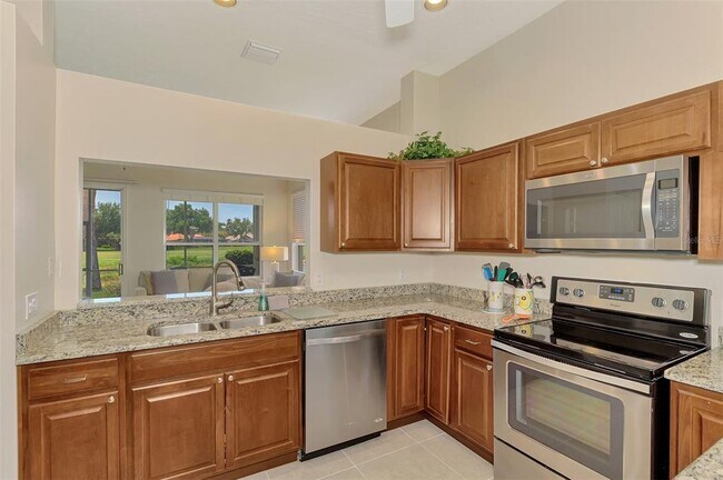 Building Photo - 549 Fallbrook Dr
