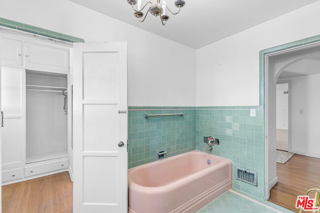 Building Photo - 1530 Valley View Rd