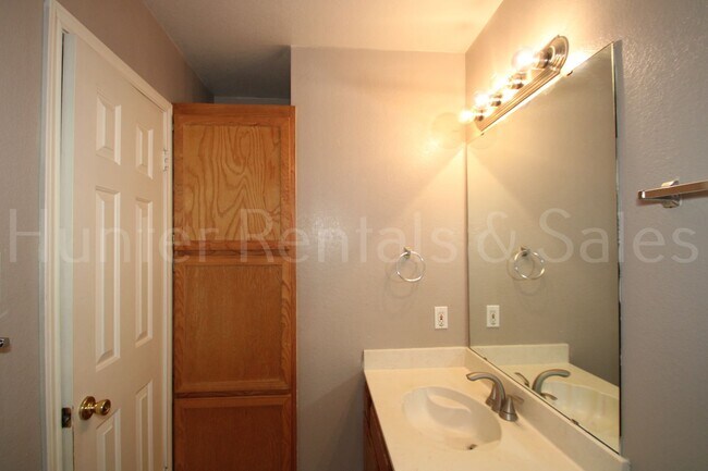 Building Photo - Well-Maintained & Move-In Ready in South K...