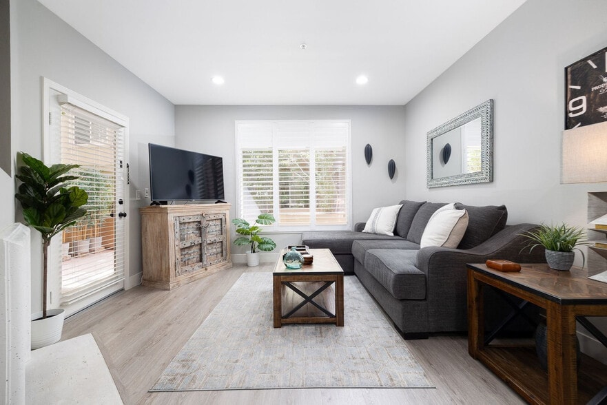 Building Photo - 2419 Fifth Avenue-SI FL1-ID1335156P