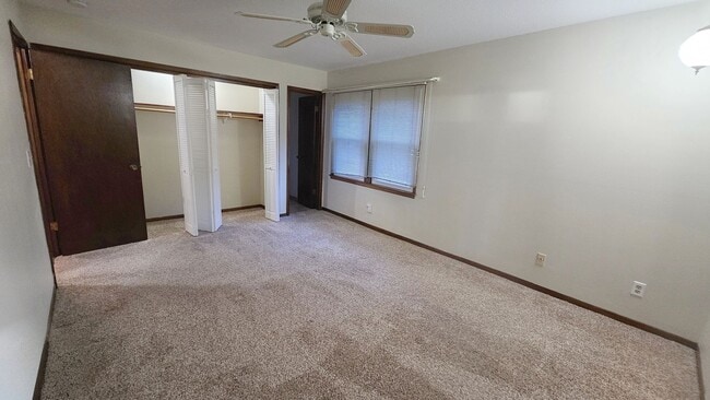Building Photo - Spacious 2 Bedroom Condo for Rent in Urbandale