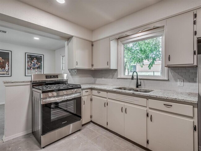 Building Photo - 1512 Bedford Ln