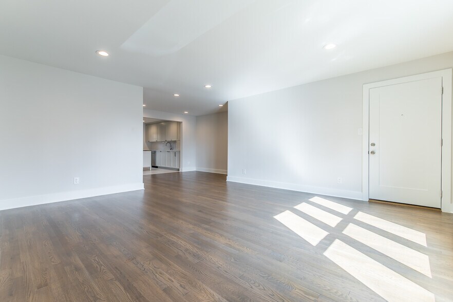 Building Photo - 10715 Park Village Pl
