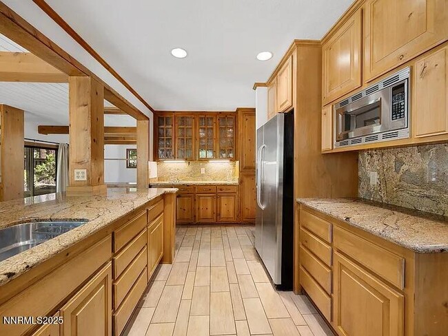 Building Photo - 445 Country Club Dr