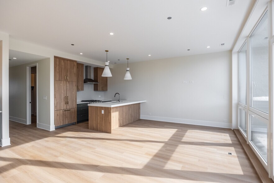 Building Photo - 1610 W Grand Ave