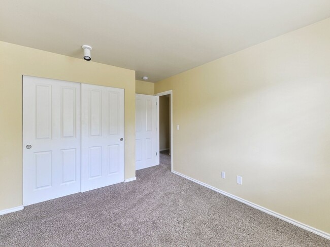 Building Photo - Charming 3-Bedroom Home with Spacious Back...