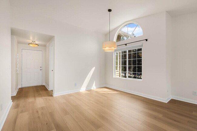 Building Photo - Top-Floor 2BR Condo Near Juanita Beach
