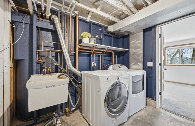 Building Photo - Nicely remodeled side by side duplex 3-Bed Home with Gleaming Hardwood Floors & New carpet in Hop...