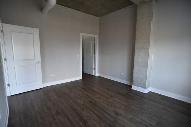 Building Photo - 3833 N Broadway