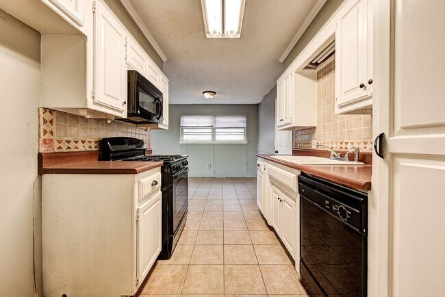 Building Photo - Updated Edmond Home with Newer Flooring