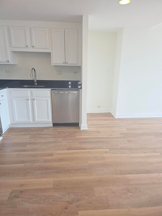 Building Photo - 3320 Spinnaker Ln