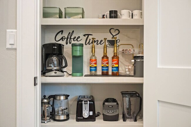 Building Photo - 225 W 1st St