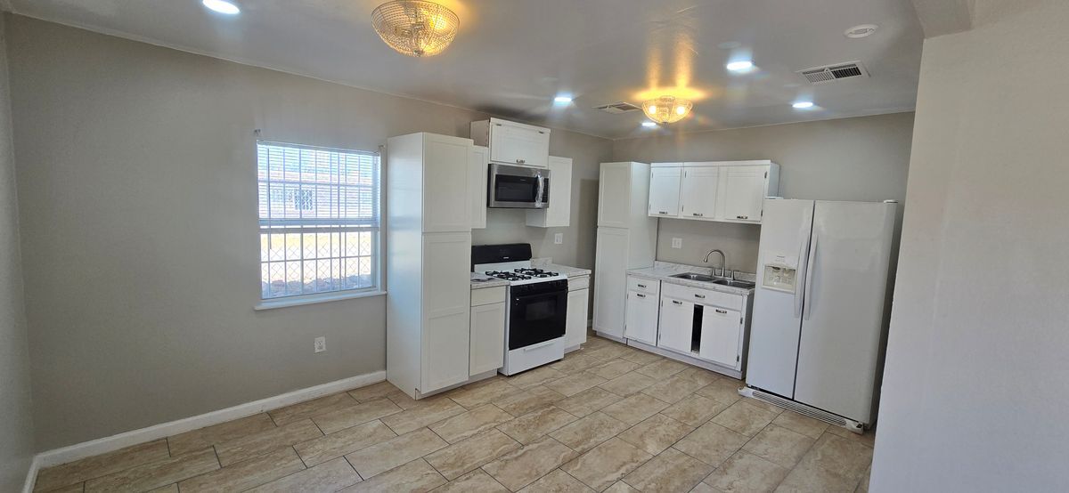 Building Photo - 8828 Kenneth St