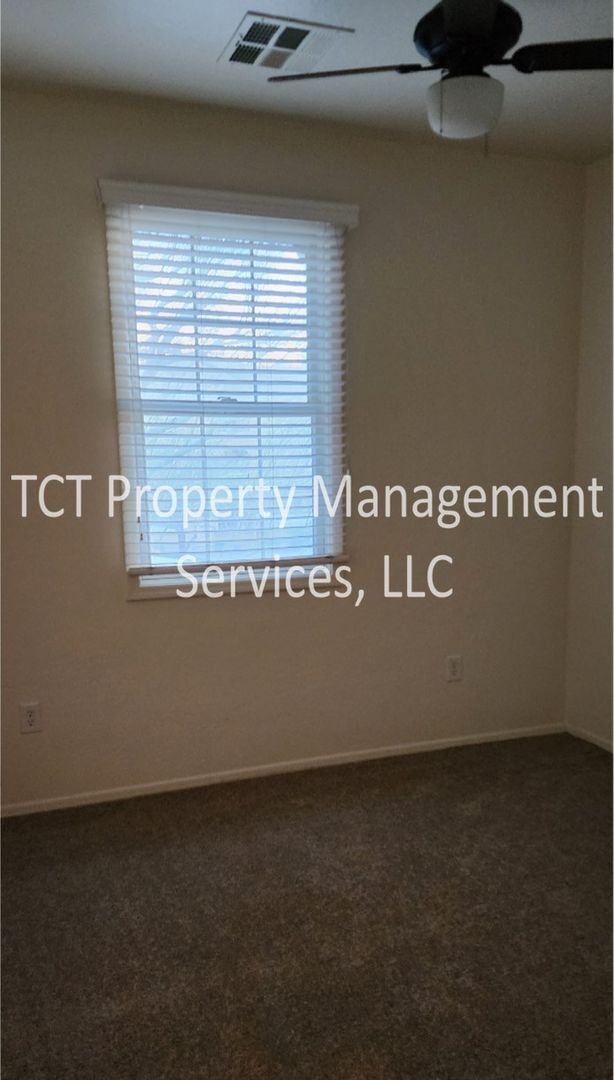 Building Photo - Beautiful 3 Bedroom Townhome Gated Gilbert Community!