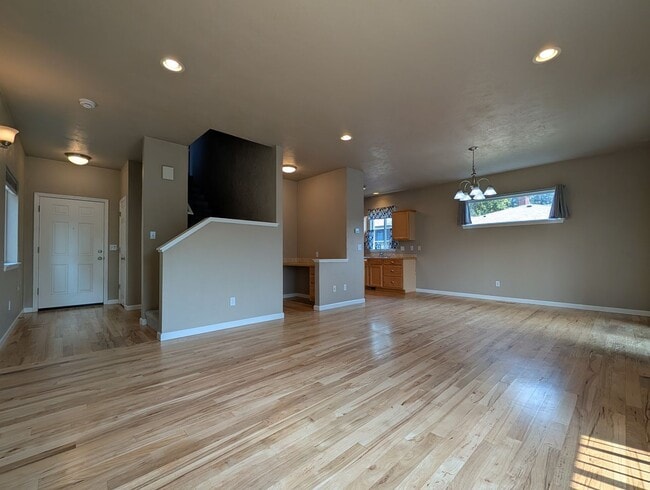 Building Photo - Beautiful 3-Bedroom, 2.5-Bath Home In River Road Area of Eugene!