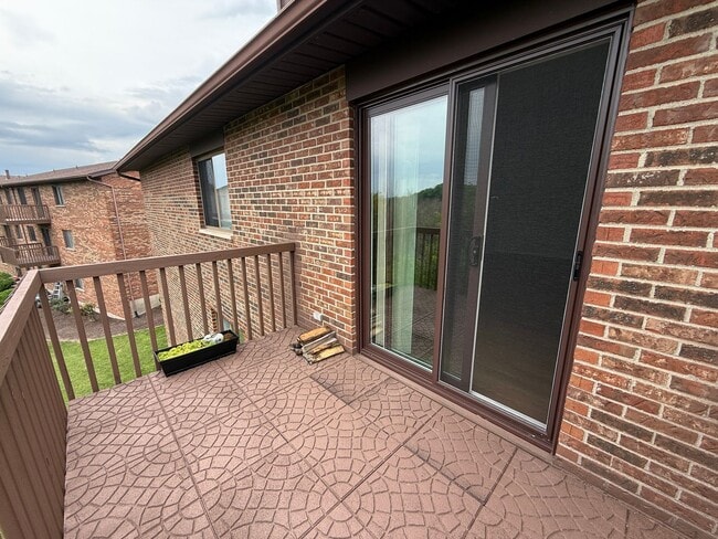 Building Photo - Updated Top-Floor 2 Bedroom Condo with Fir...