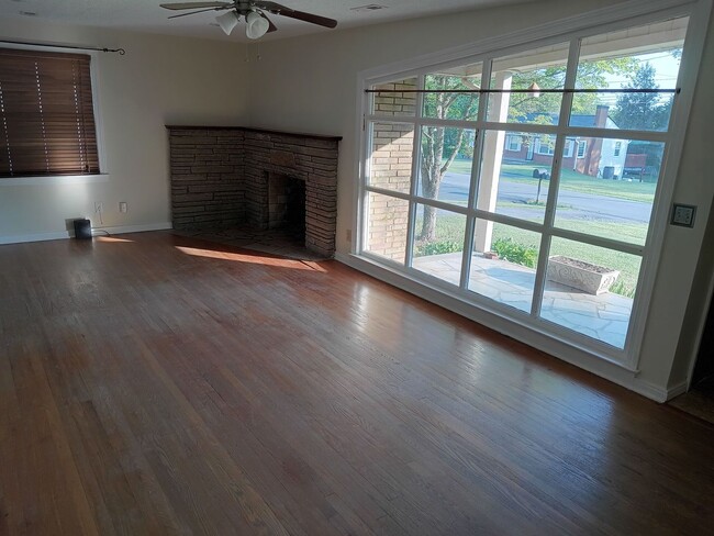 Building Photo - 3 Bedroom / 1 Bath Home - Johnson City, TN