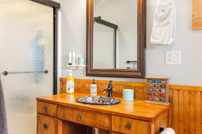 Building Photo - Spacious 4-Bedroom Home in the Heart of Sh...