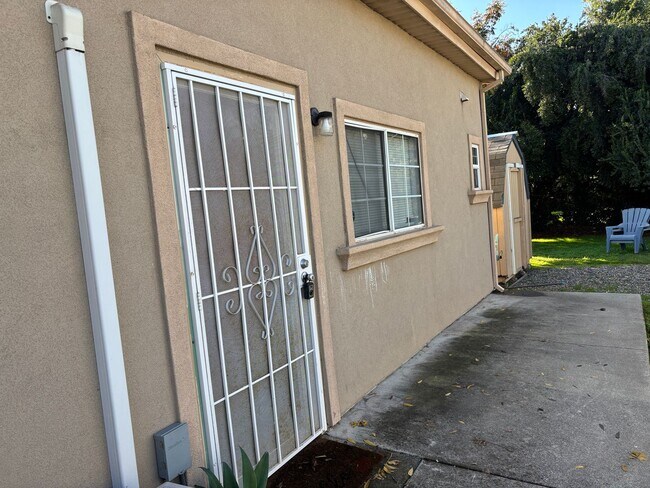 Building Photo - Cozy Duplex