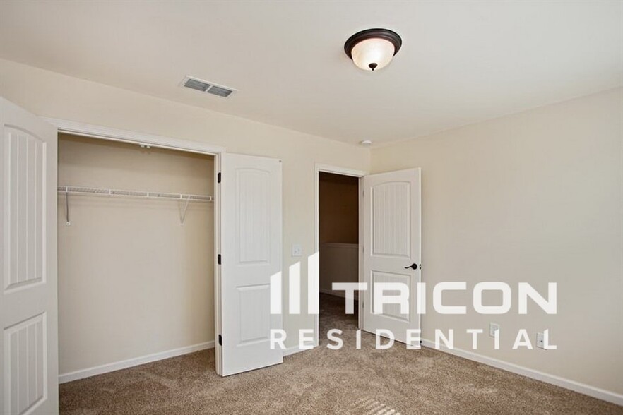 Building Photo - 5004 Geranium Dr